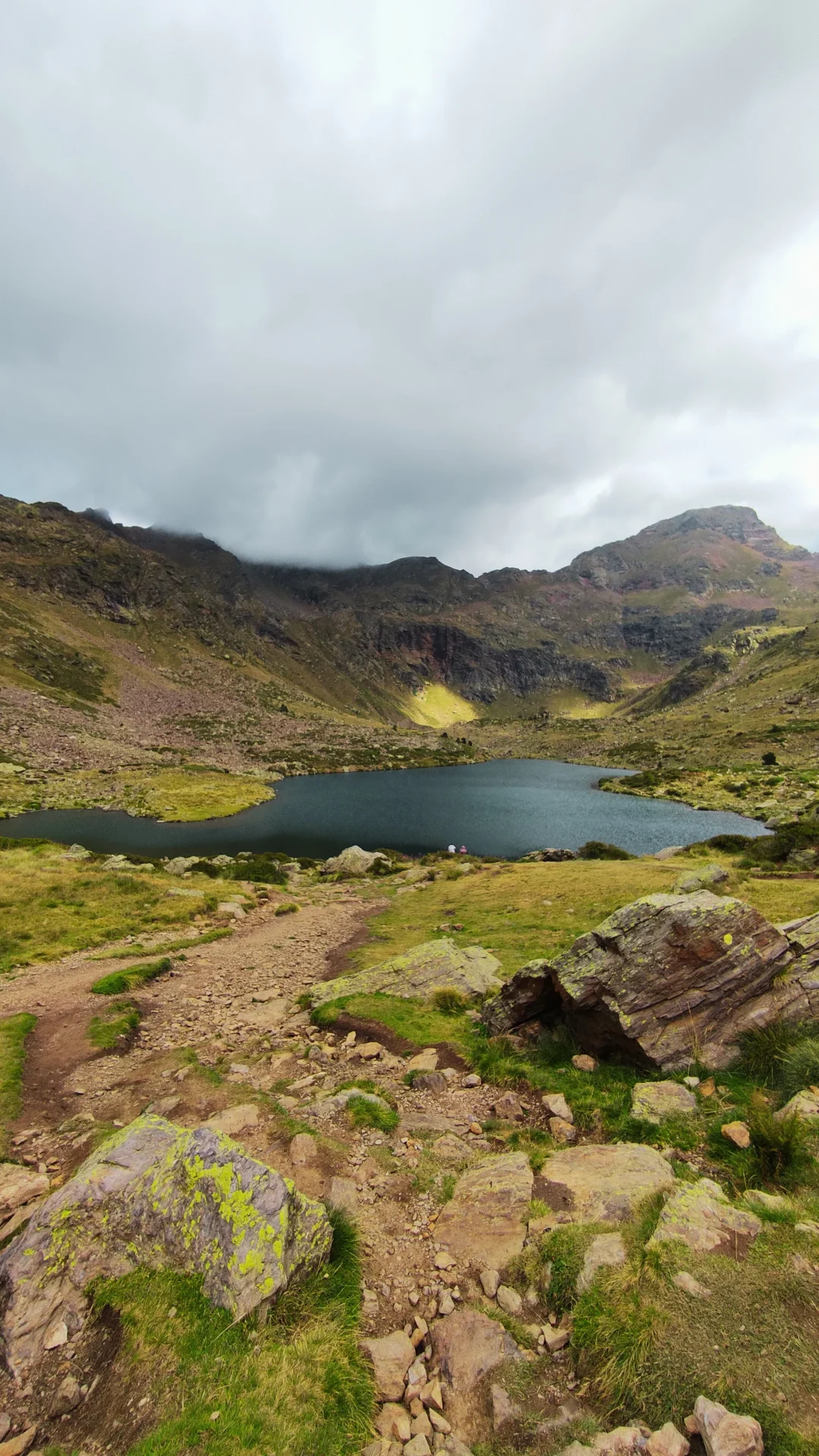 Estanys de Tristaina: nuestra caminata en Ordino Arcalís con café de especialidad lago y personas 2 editada