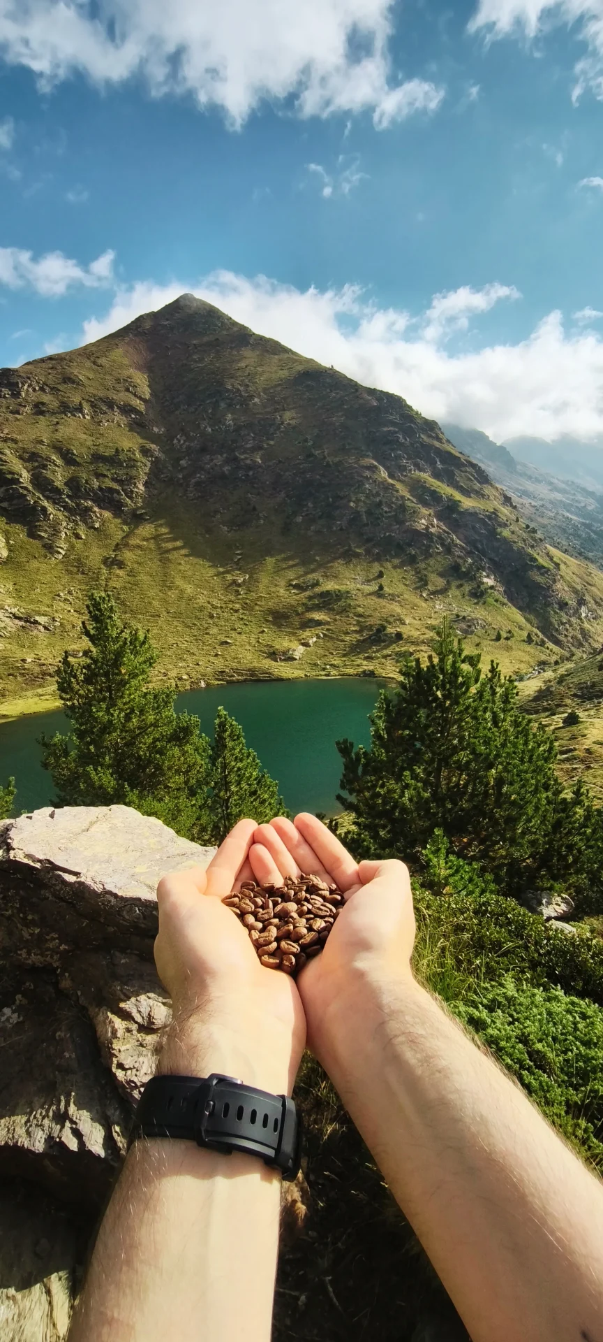 Estanys de Tristaina: nuestra caminata en Ordino Arcalís con café de especialidad manos granos lago 2 editada