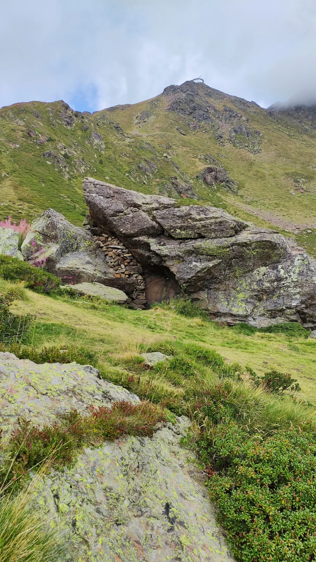 Estanys de Tristaina: nuestra caminata en Ordino Arcalís con café de especialidad rocas editada